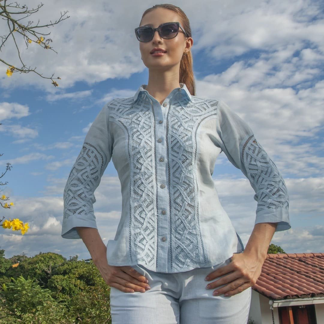 CONJUNTO PANTALON Y BLUSA Cielo Sereno - Nueva Coleccion 2024 Flores de Lino 3 01-982 CONJUNTO PANTALÓN Y BLUSA CAMISERA