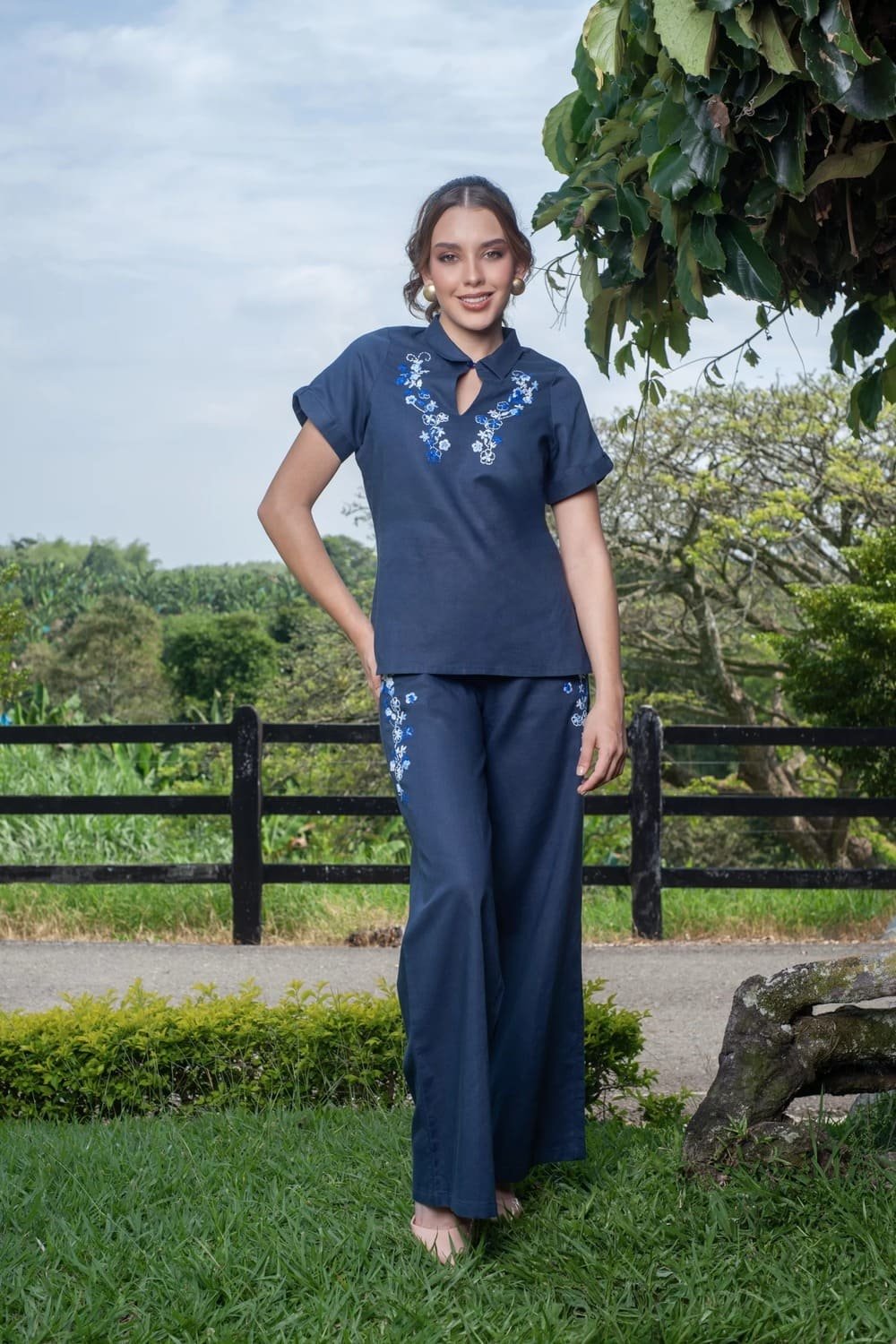 Conjunto Pantalon y Blusa Cielo de Flores - Nueva Coleccion 2024 Flores de Lino 2 01-983 Conjunto Pantalon y Blusa Cielo de Flores