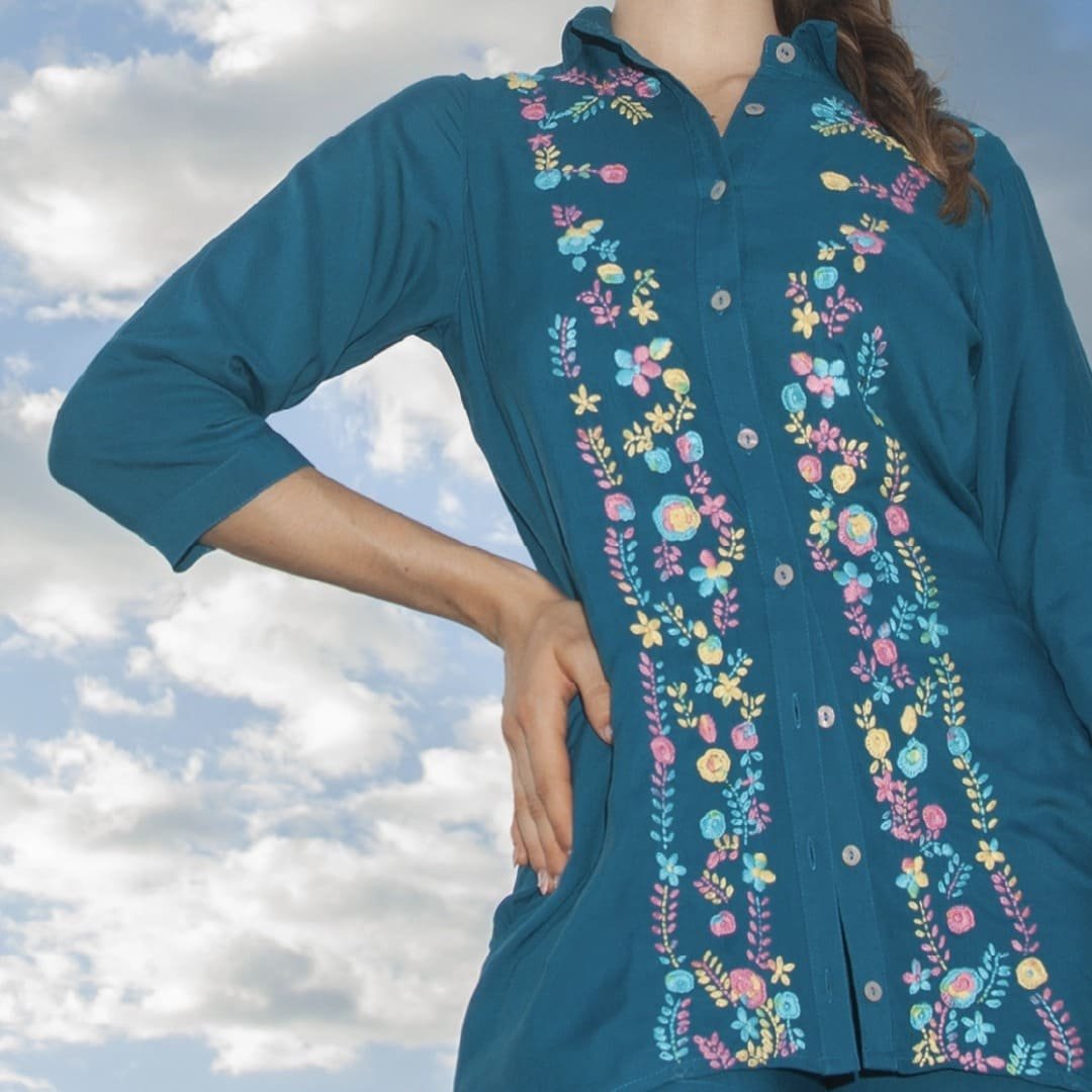 BLUSA AZUL PETROLEO Jardin Azul - Nueva Coleccion 2024 Flores de Lino 3 01-984 BLUSA AZUL PETRÓLEO