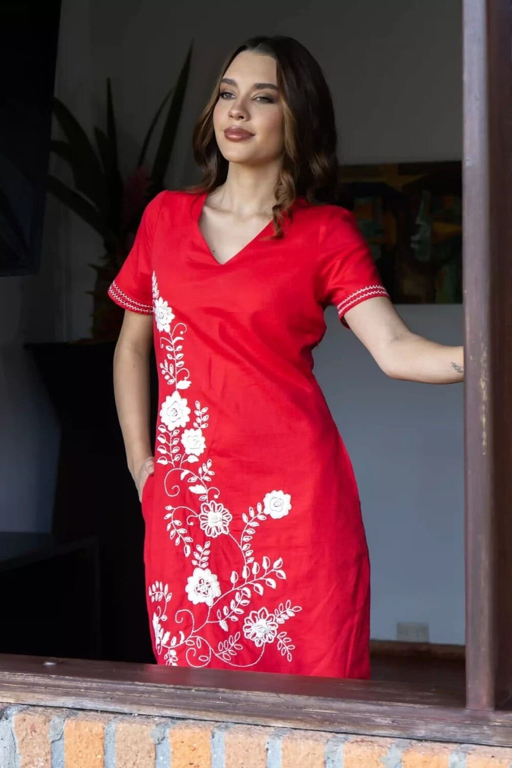 VESTIDO BORDADO ROJO ESCOTE EN CON SESGOS EN PATECRABRA Y PEINETA 4 05-357 VESTIDO BORDADO ROJO