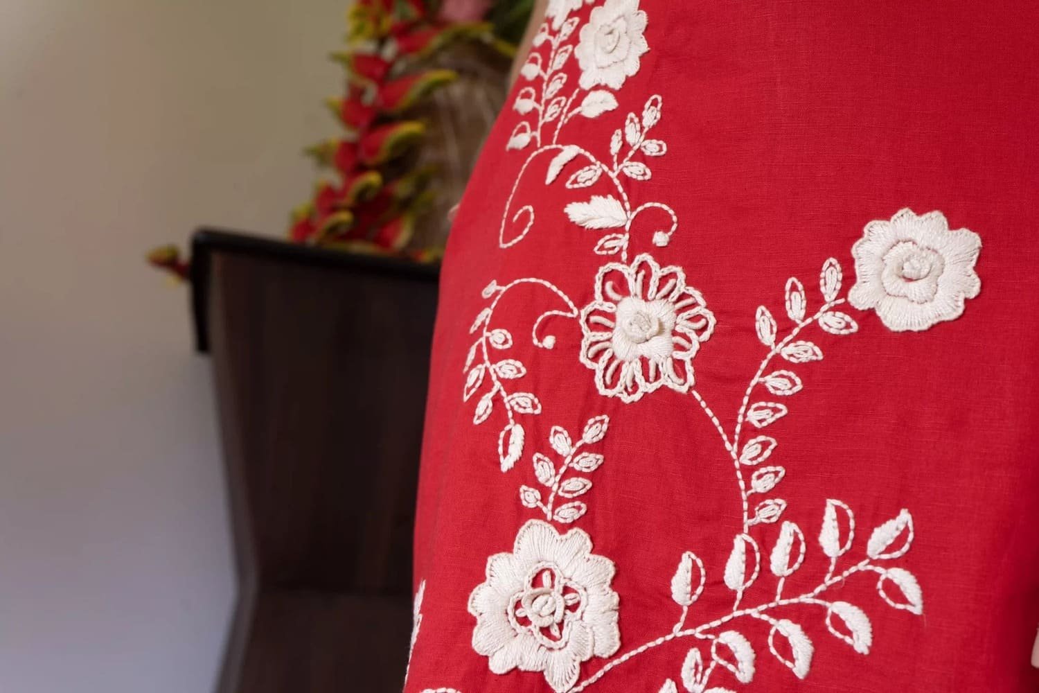 VESTIDO BORDADO ROJO ESCOTE EN CON SESGOS EN PATECRABRA Y PEINETA 6 05-357 VESTIDO BORDADO ROJO