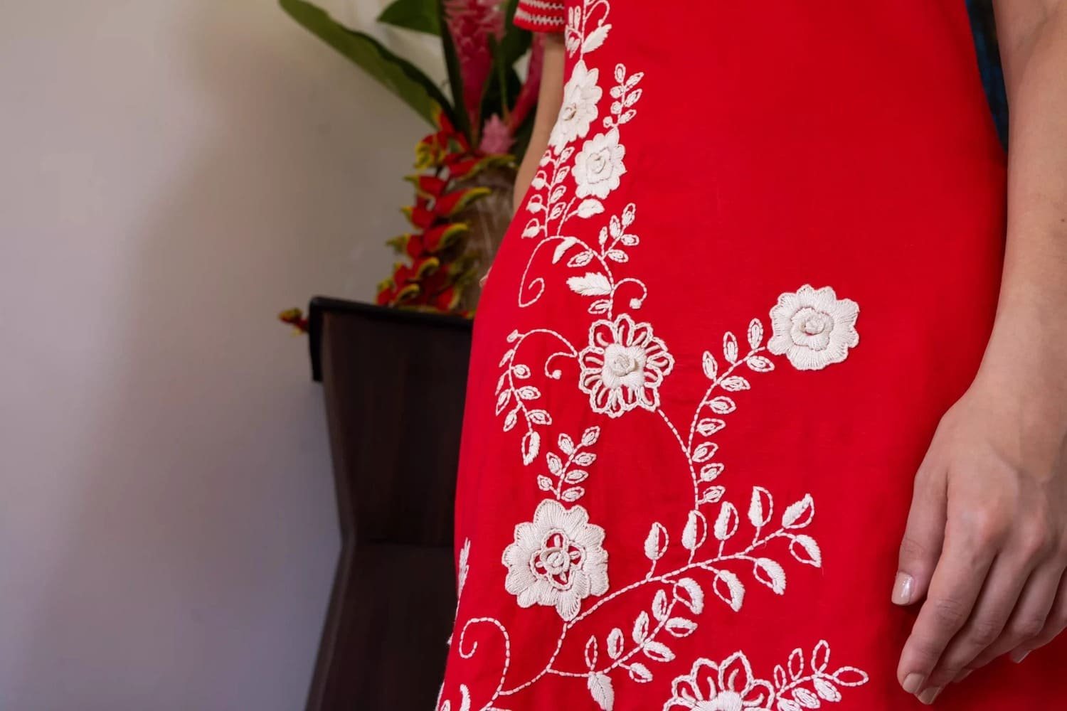 VESTIDO BORDADO ROJO ESCOTE EN CON SESGOS EN PATECRABRA Y PEINETA 7 05-357 VESTIDO BORDADO ROJO