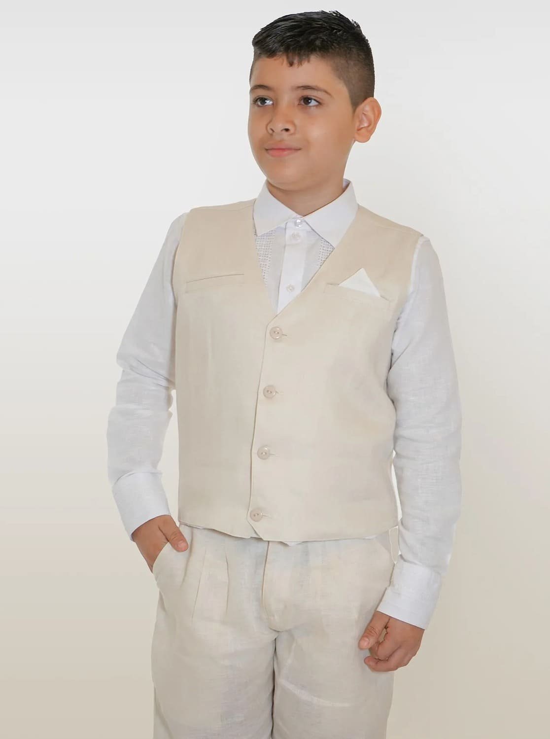 Chaleco niño con botón Descubre los chalecos con botón para niño, prendas artesanales llenas de estilo y comodidad. Ideales para ceremonias, celebraciones y ocasiones especiales.