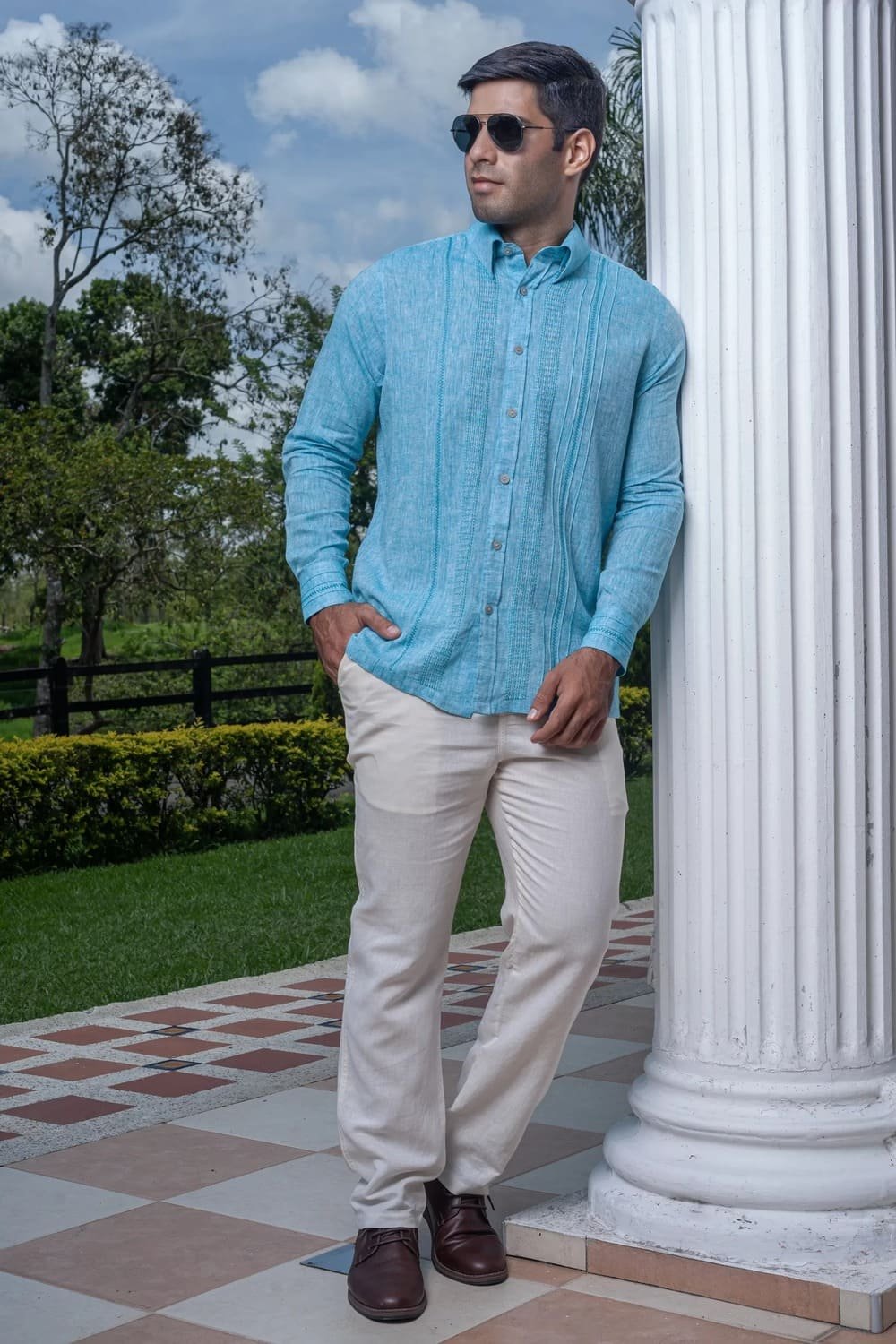 Guayabera elegante azul para eventos
