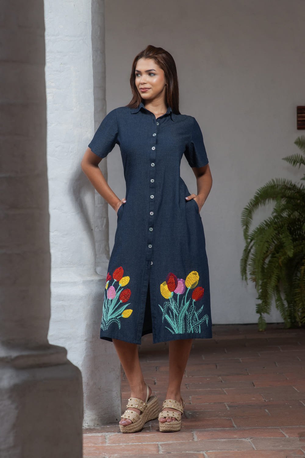 Caftán de Chambray Bordado con Tulipanes para Mamá 4 Caftán de Cambray Bordado con Tulipanes para Mamá