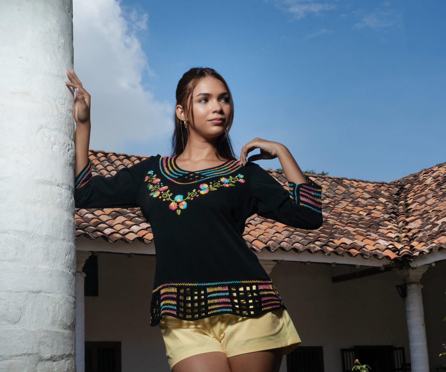 Blusa Cuello V en Chalis con Bordado Floral Amor Eterno 2 24021 Blusa Cuello V en Chalis con Bordado Floral Amor Eterno