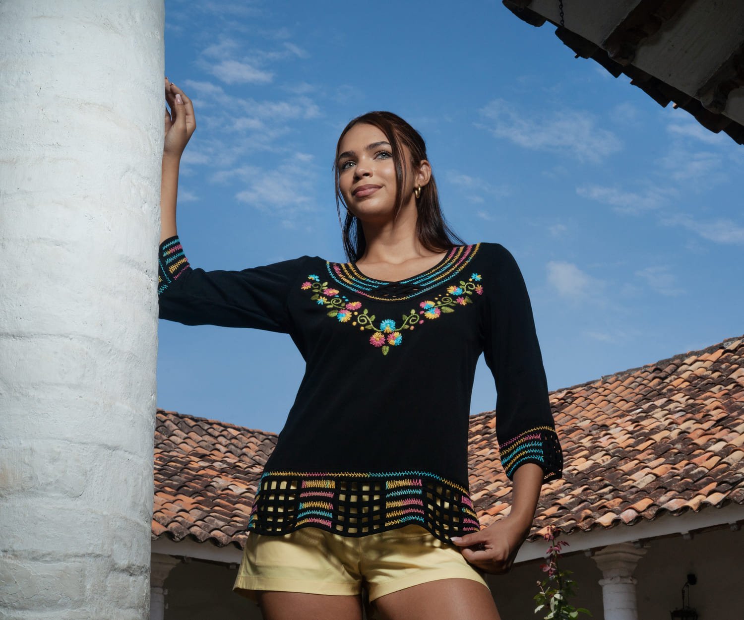 Blusa Cuello V en Chalis con Bordado Floral Amor Eterno 3 24021 Blusa Cuello V en Chalis con Bordado Floral Amor Eterno