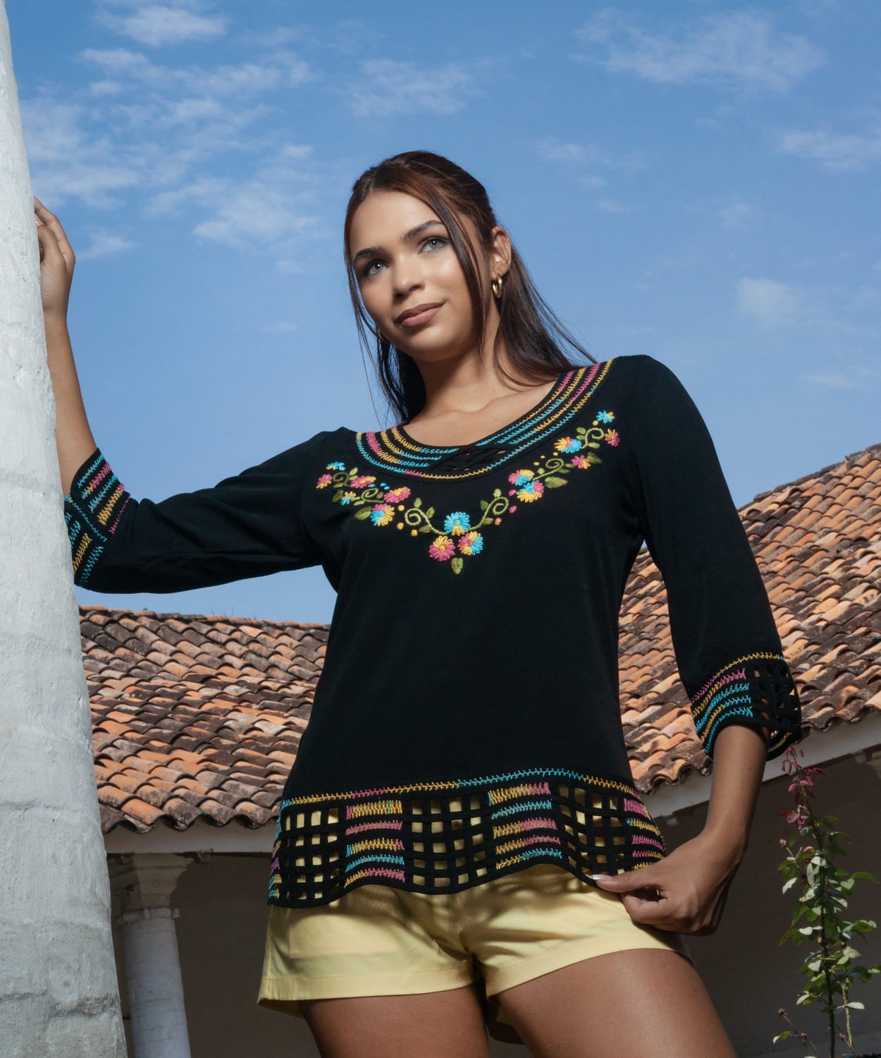 24021 Blusa Cuello V en Chalis con Bordado Floral Amor Eterno