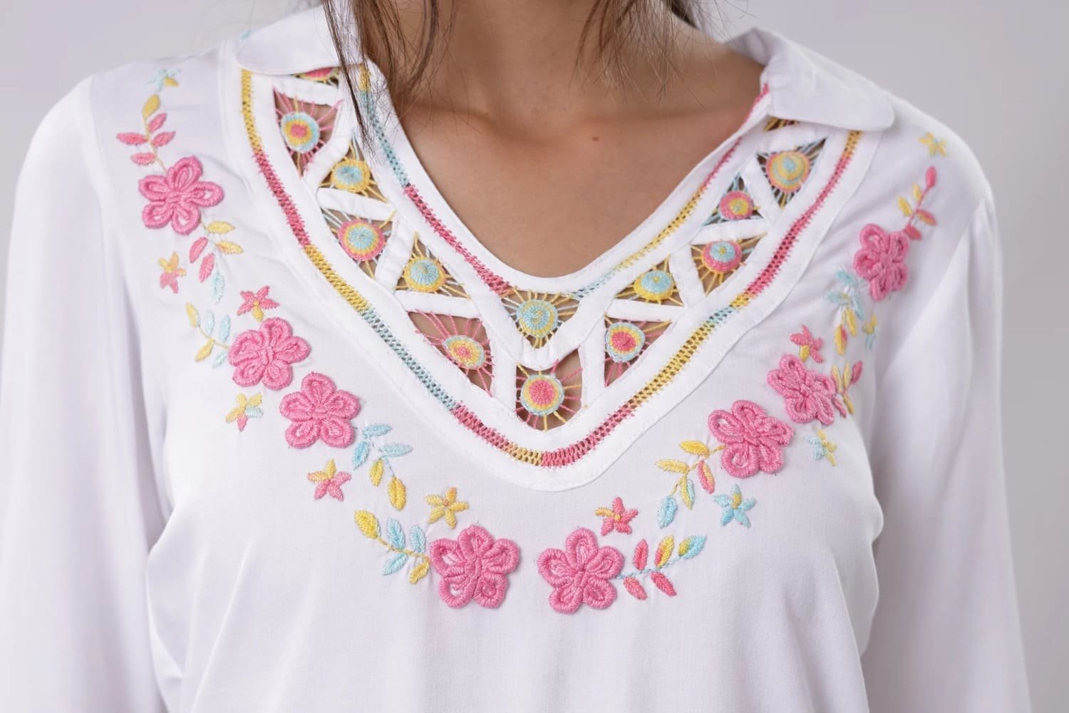 BLUSA BLANCA CON SESGOS MANGA CORTA ,BORDADO EN PASADO , ROCOCO, PATECABRA Y ARAÑAS 4 BLUSA BLANCA CON SESGOS MANGA CORTA ,BORDADO EN PASADO (3)