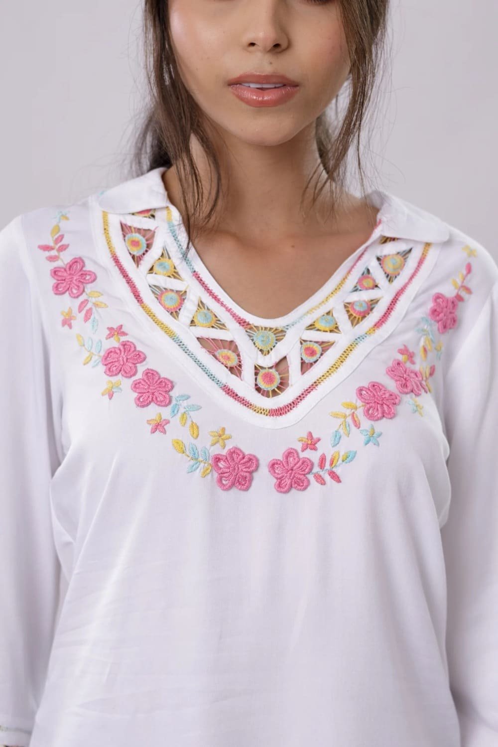 BLUSA BLANCA CON SESGOS MANGA CORTA ,BORDADO EN PASADO , ROCOCO, PATECABRA Y ARAÑAS 3 BLUSA BLANCA CON SESGOS MANGA CORTA ,BORDADO EN PASADO (3)