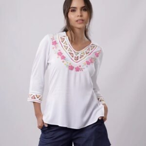 BLUSA BLANCA CON SESGOS MANGA CORTA ,BORDADO EN PASADO