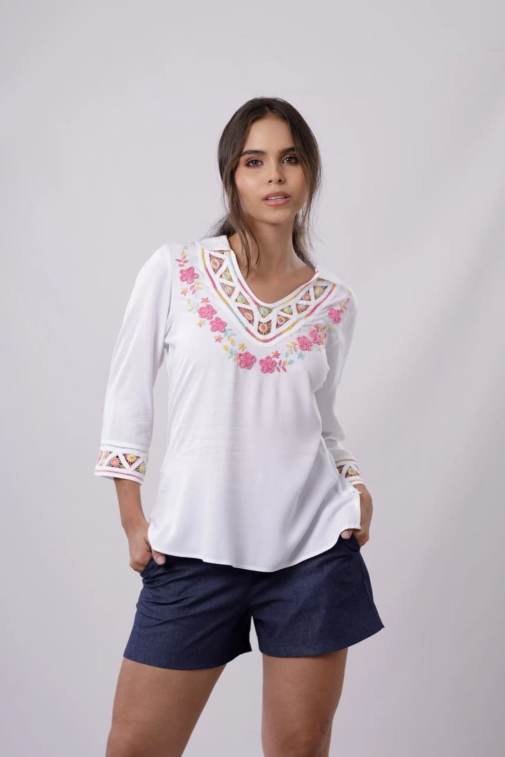 BLUSA BLANCA CON SESGOS MANGA CORTA ,BORDADO EN PASADO