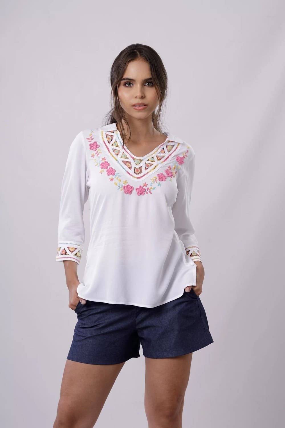 BLUSA BLANCA CON SESGOS MANGA CORTA ,BORDADO EN PASADO , ROCOCO, PATECABRA Y ARAÑAS 2 BLUSA BLANCA CON SESGOS MANGA CORTA ,BORDADO EN PASADO (3)