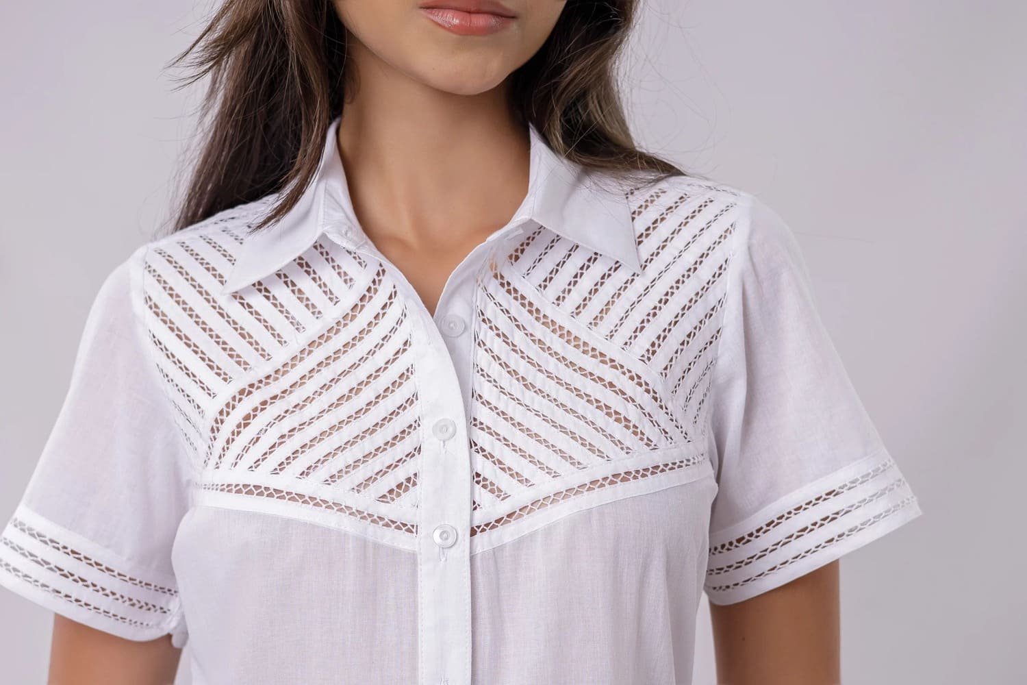 BLUSA CAMISERA MANGA CORTA CON SESGOS BORDADO EN PATECABRA 2 BLUSA CAMISERA MANGA CORTA CON SESGOS BORDADO EN PATECABRA