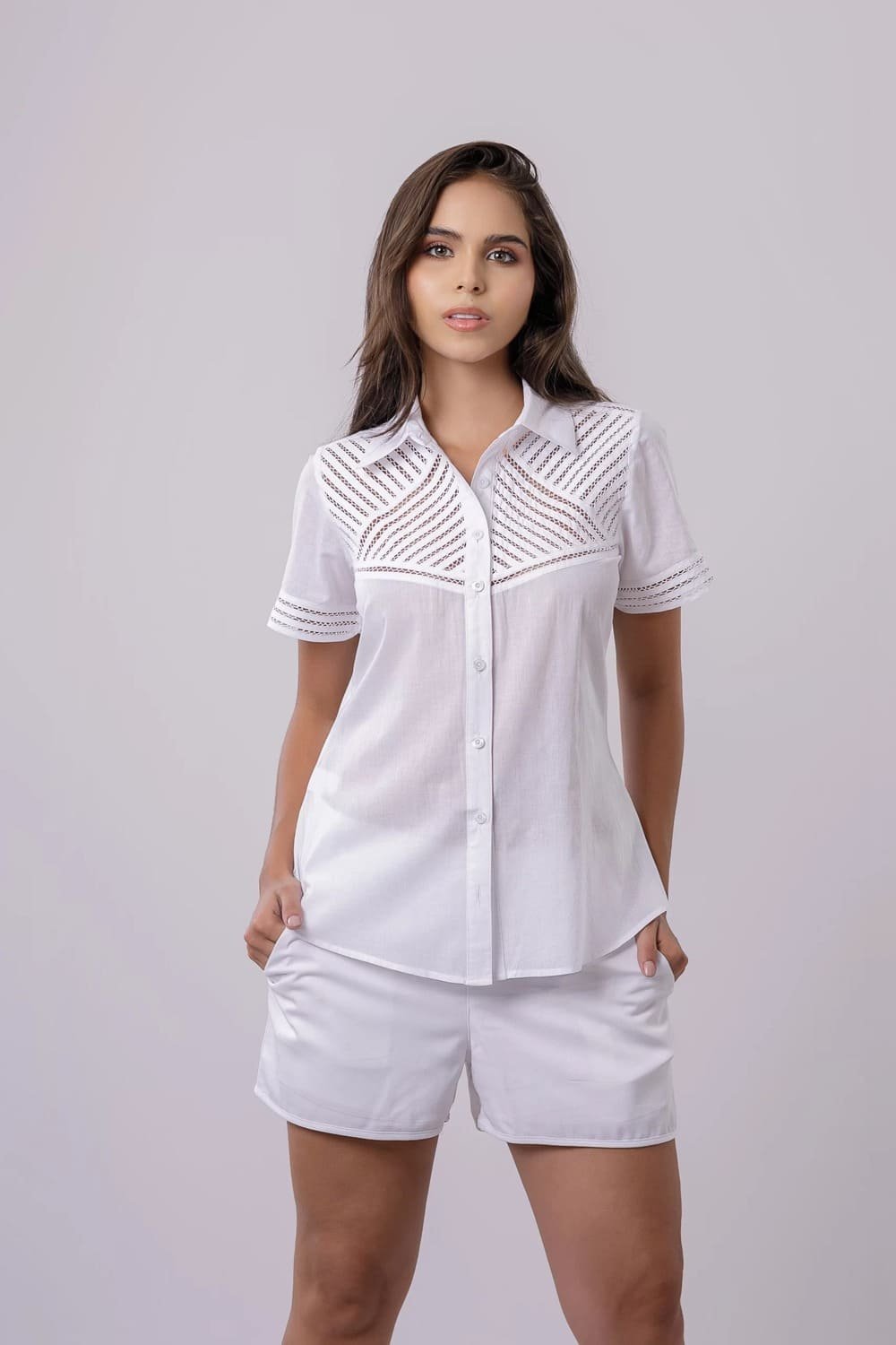 BLUSA CAMISERA MANGA CORTA CON SESGOS BORDADO EN PATECABRA