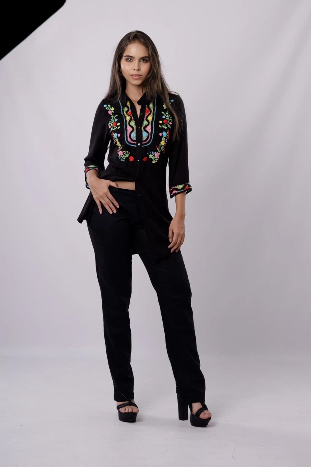 BLUSON CAMISERA NEGRA CON SESGOS , BORDADO EN PASADO ,ARAÑAS Y PATECABRA 4 BLUSON CAMISERA NEGRA CON SESGOS