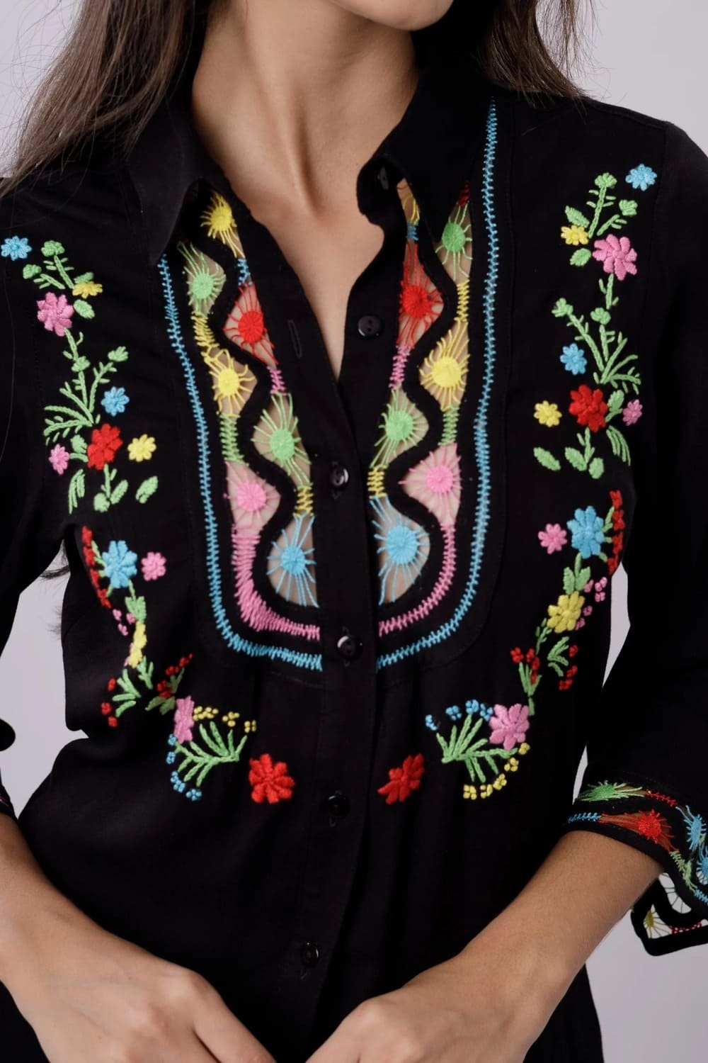 BLUSON CAMISERA NEGRA CON SESGOS , BORDADO EN PASADO ,ARAÑAS Y PATECABRA 3 BLUSON CAMISERA NEGRA CON SESGOS