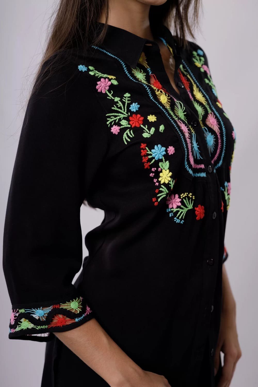 BLUSON CAMISERA NEGRA CON SESGOS , BORDADO EN PASADO ,ARAÑAS Y PATECABRA 2 BLUSON CAMISERA NEGRA CON SESGOS