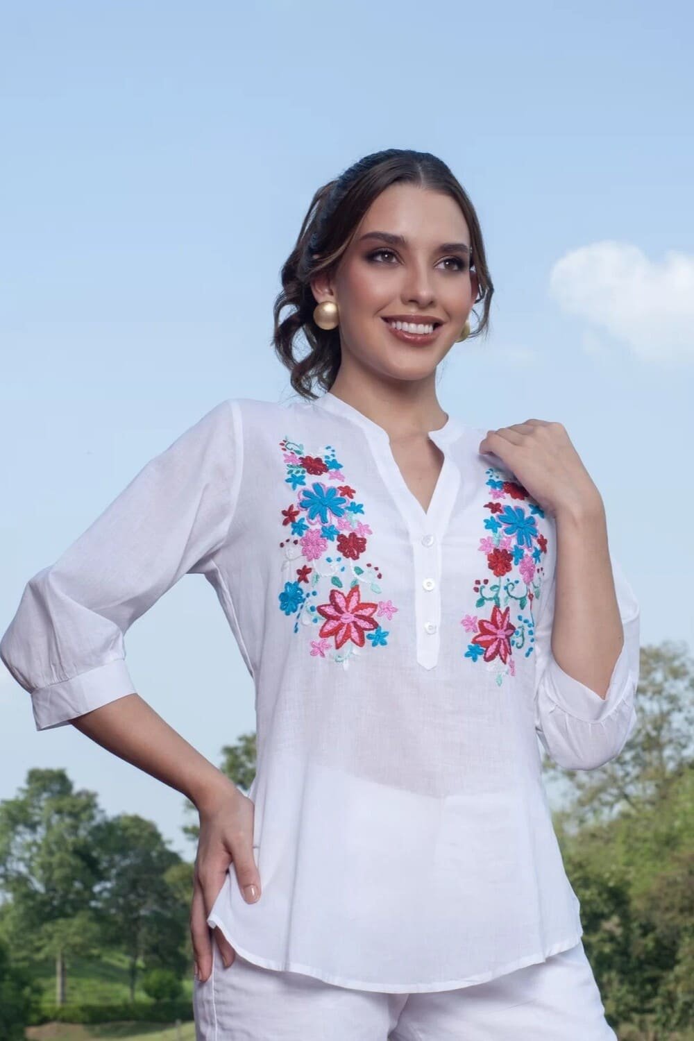 Blusa Blanca Bordada Primavera Tropical - Nueva Coleccion 2024 Flores de Lino 2 Blusa Blanca Bordada Primavera flores de lino