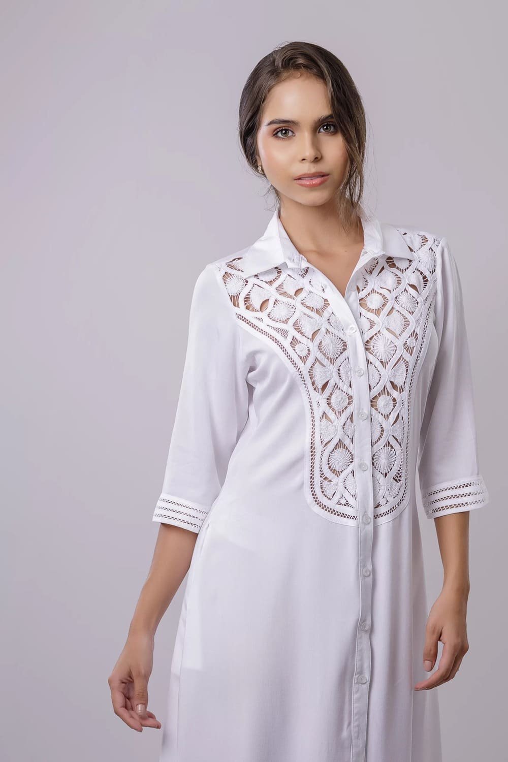 CAFTÁN BLANCO MANGA 3/4,- CON SESGOS BORDADO EN PATECABRA ARAÑAS Y ABANICO 3 CAFTÁN BLANCO MANGA 34- CON SESGOS BORDADO EN PATECABRA