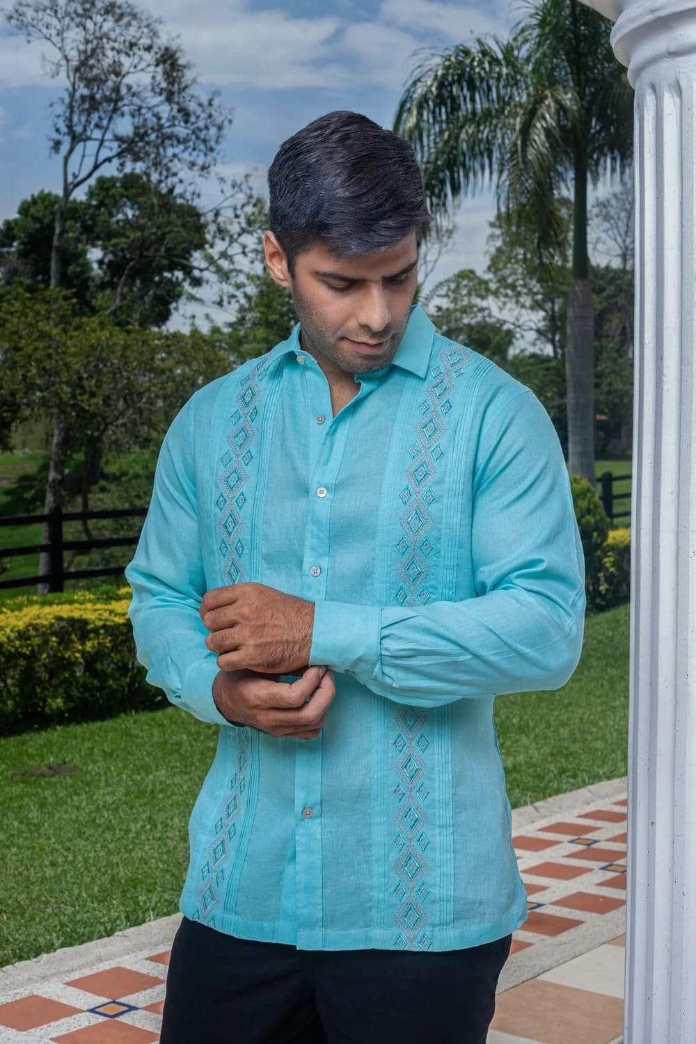Camisa Guayabera Acuamarina Bordada a Maquina Manga Larga