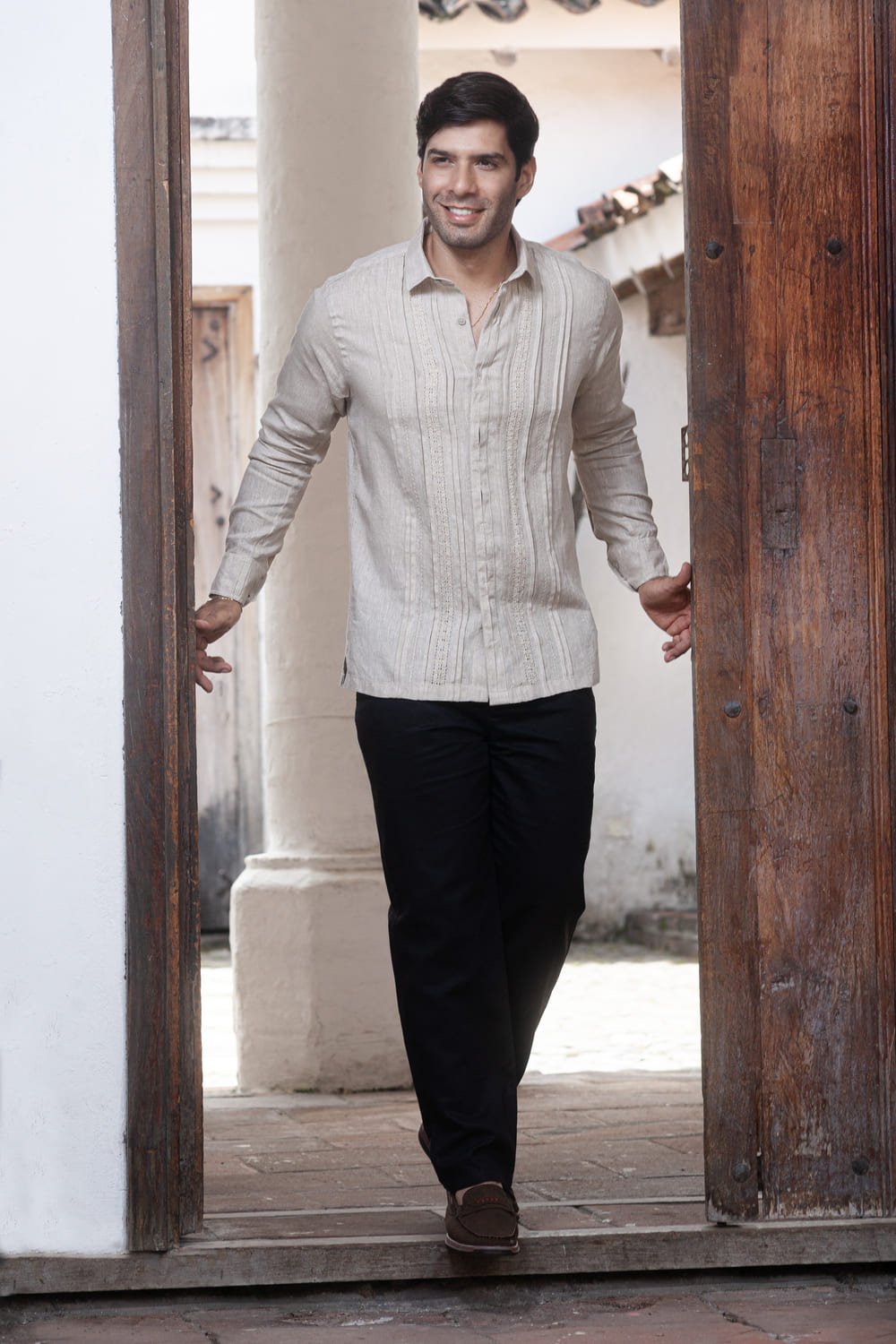 Guayaberas y Camisas para el Día del Padre 26 Guayabera Artesanal Color Arena Sabiduria en Lino