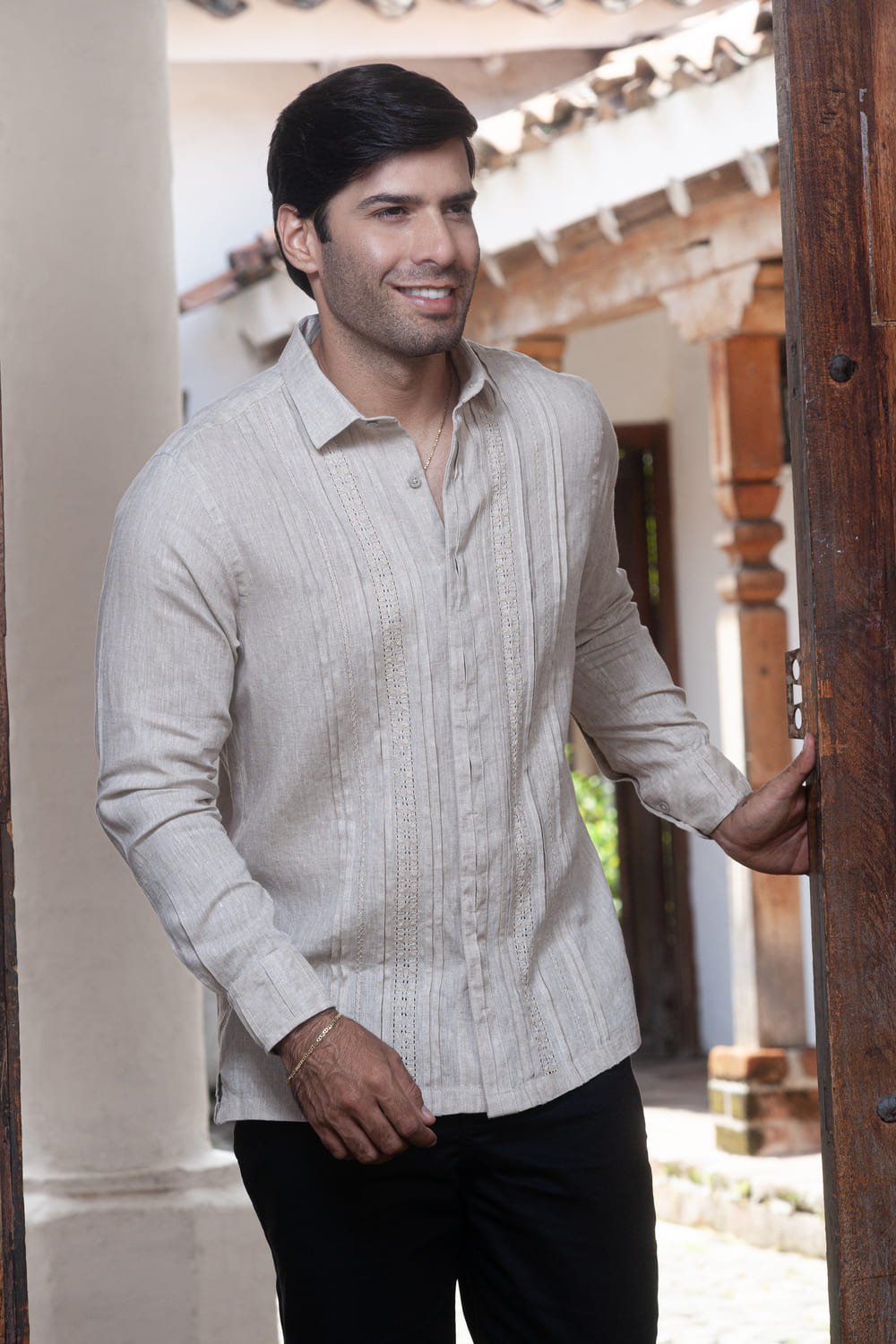 Guayaberas y Camisas para el Día del Padre 25 Guayabera Artesanal Color Arena Sabiduria en Lino