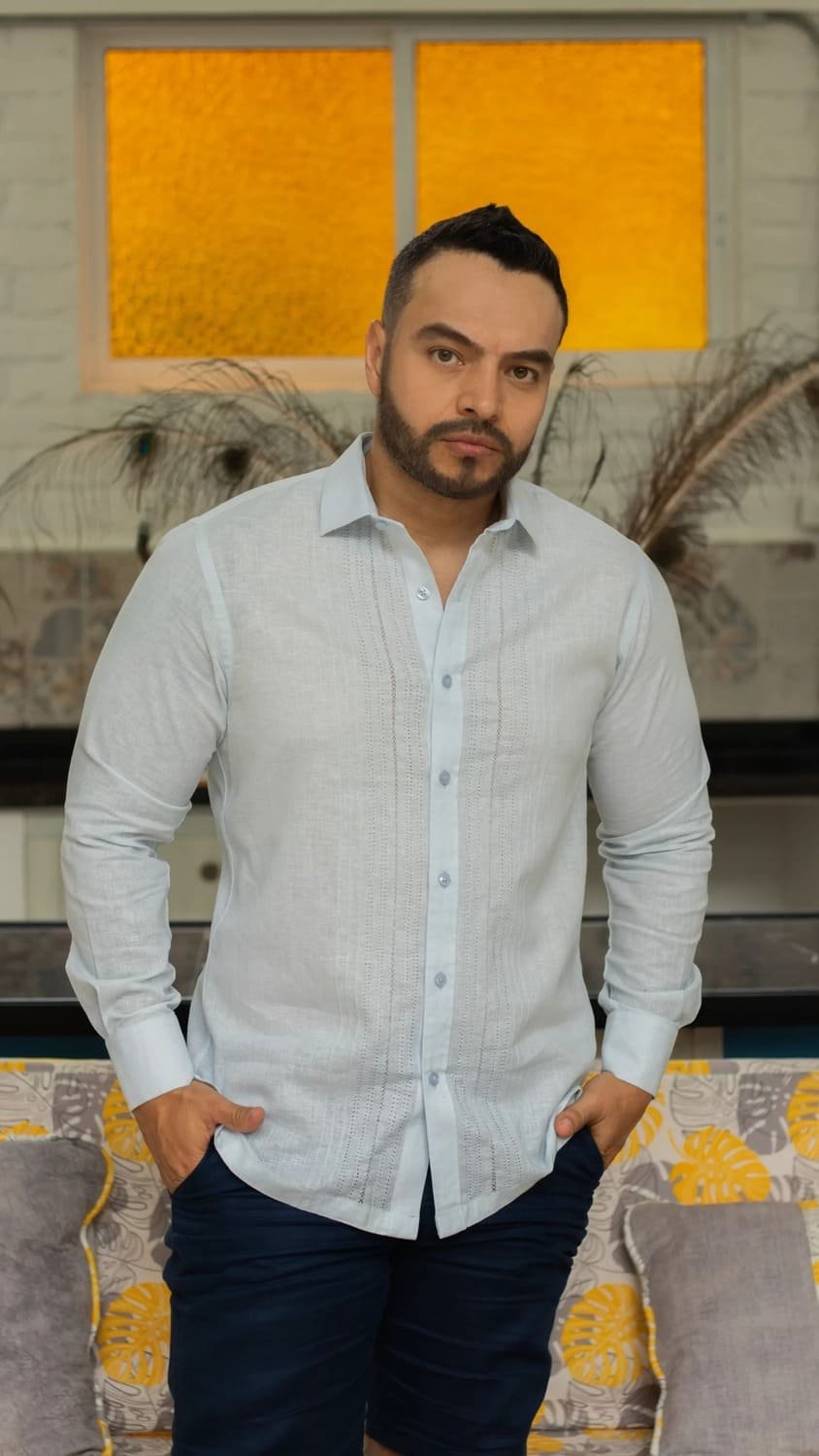 Guayabera Azul Claro Calada Cuello de Ángel