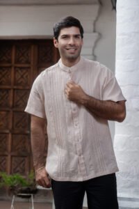 Guayabera Beige en Olan con Bordado Pasos de Tradicion