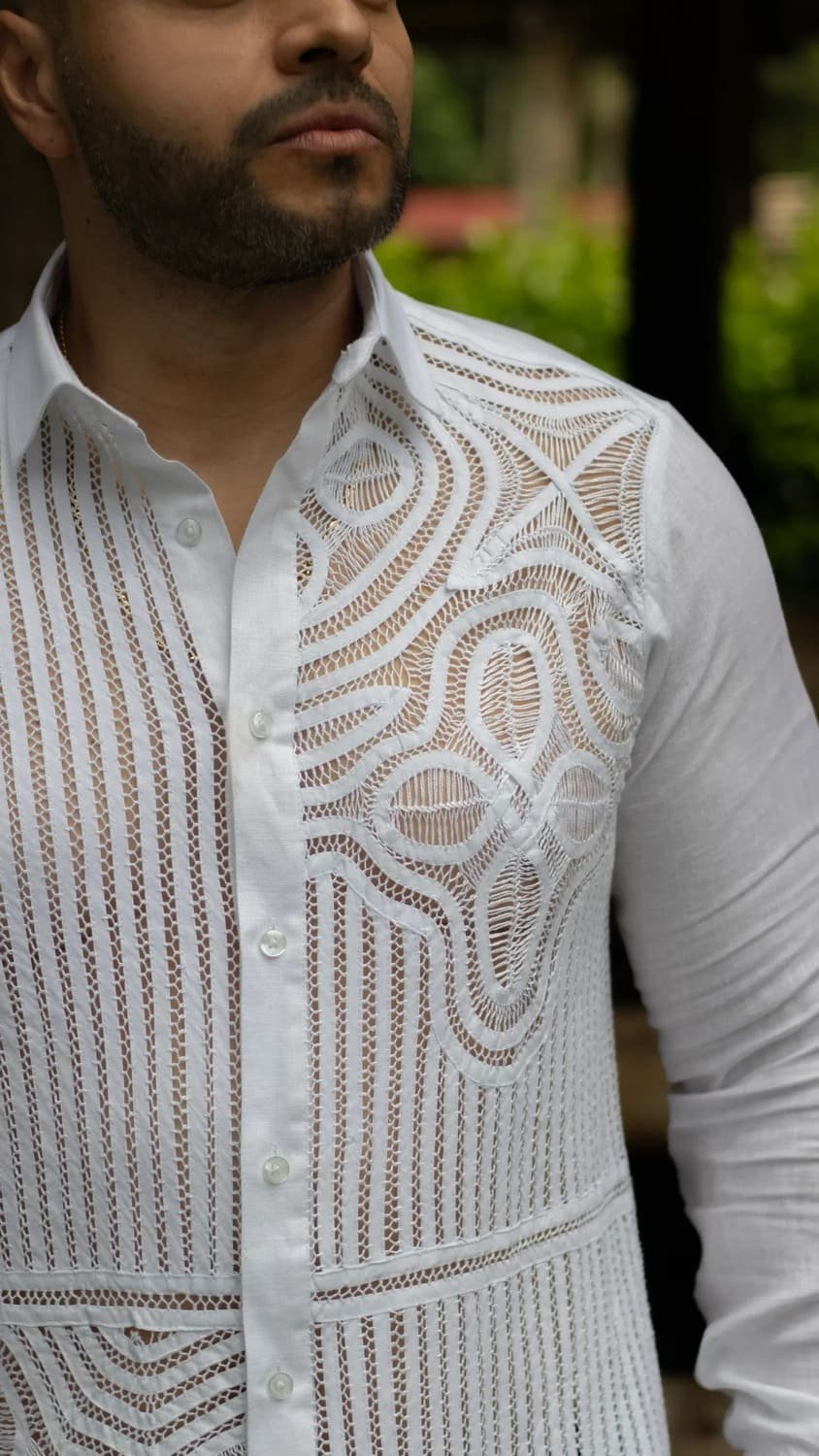 Guayabera Blanca Bordada en Sesgos, Cuello Formal - Coleccion 2024 - Raices - FRIXIO 3 Guayabera Blanca Bordada