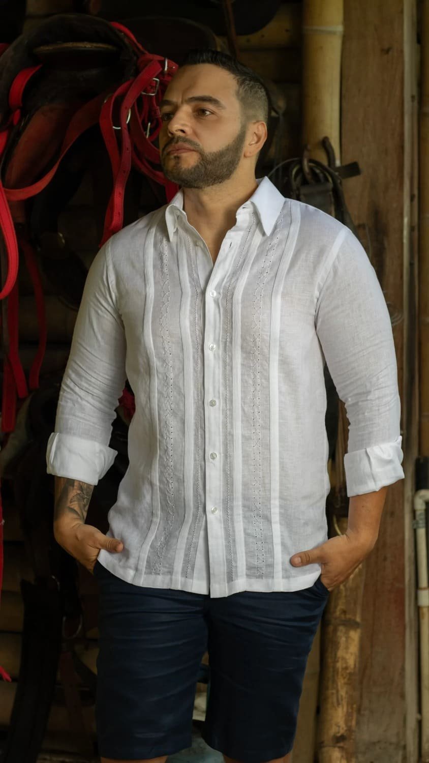 Guayabera Blanca Calada Con Cuello Basico y Almilla - Coleccion 2024 - Raices - FRIXIO 2 Descubre la Guayabera Blanca Calada de FRIXIO: diseño elegante con cuello básico, calados artesanales y tela fresca. Disponible en tallas S-XXL.