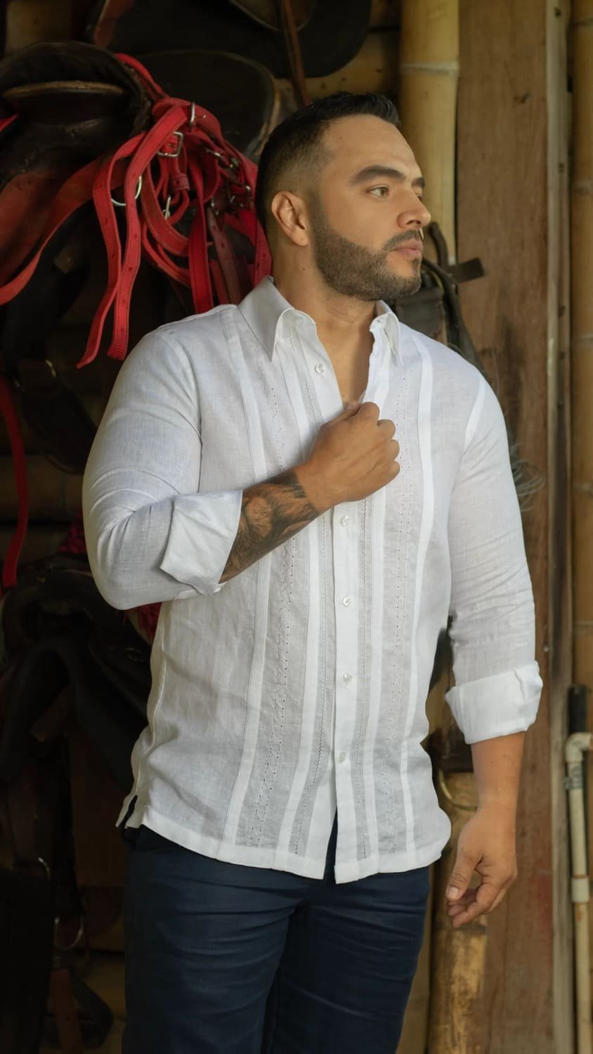 Descubre la Guayabera Blanca Calada de FRIXIO: diseño elegante con cuello básico, calados artesanales y tela fresca. Disponible en tallas S-XXL.