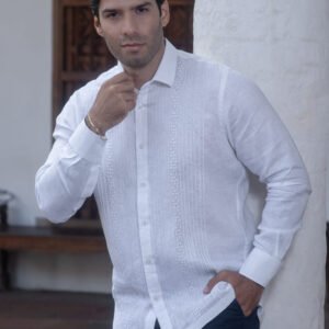 Guayabera Blanca con Alforzas Caladas Hechas a Mano