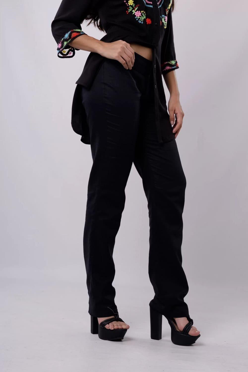 PANTALON BASICO NEGRO CON BOLSILLOS PARTE DELANTERA imagen de producto