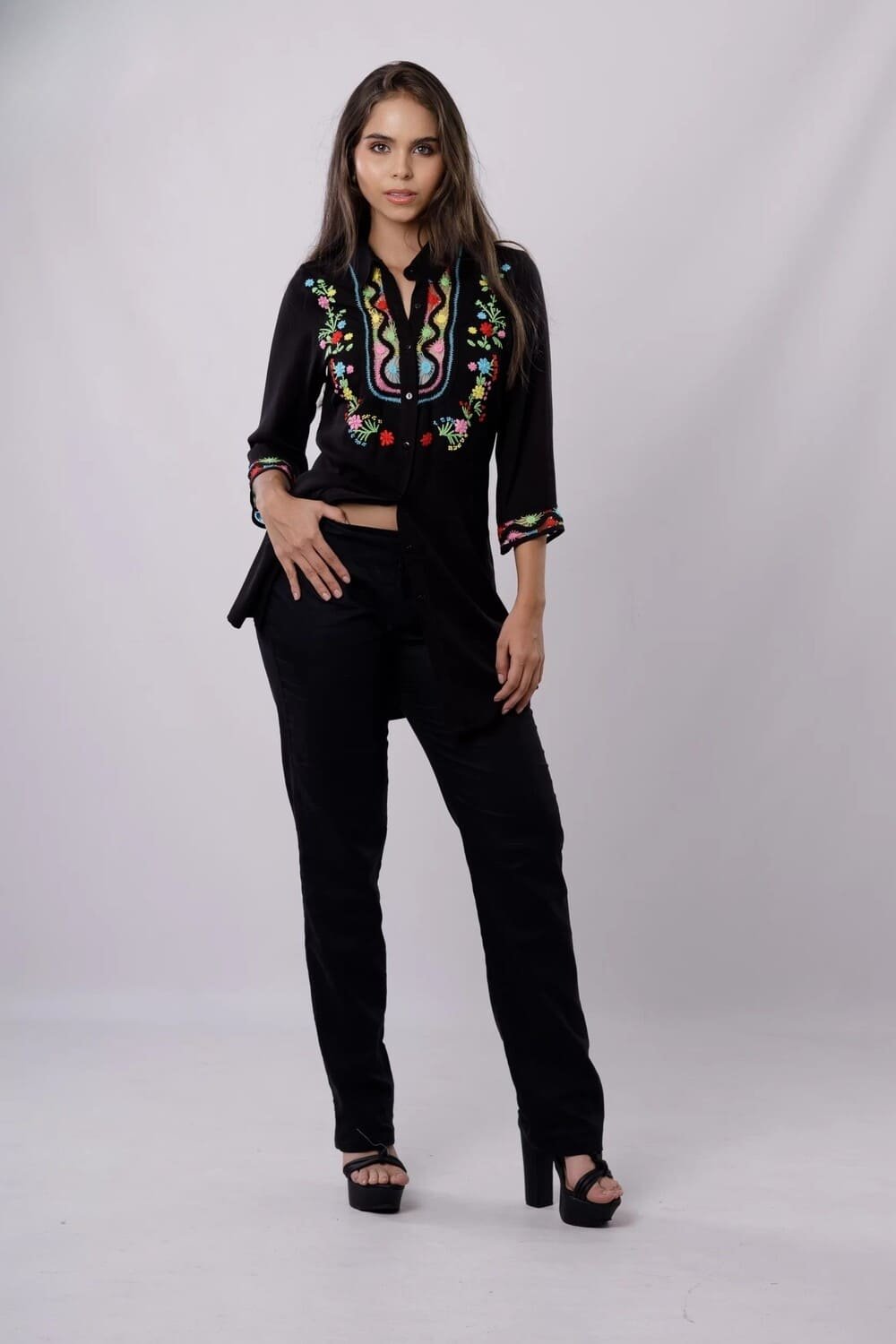 PANTALON BASICO NEGRO CON BOLSILLOS PARTE DELANTERA 2 PANTALON BASICO NEGRO CON BOLSILLOS PARTE DELANTERA imagen de producto