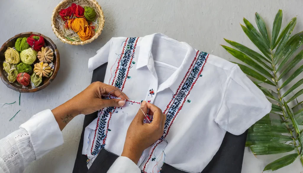 bordando guayabera o camisa artesanal con 4 bosillos en fondo minimalista con detalles 1024x585 1