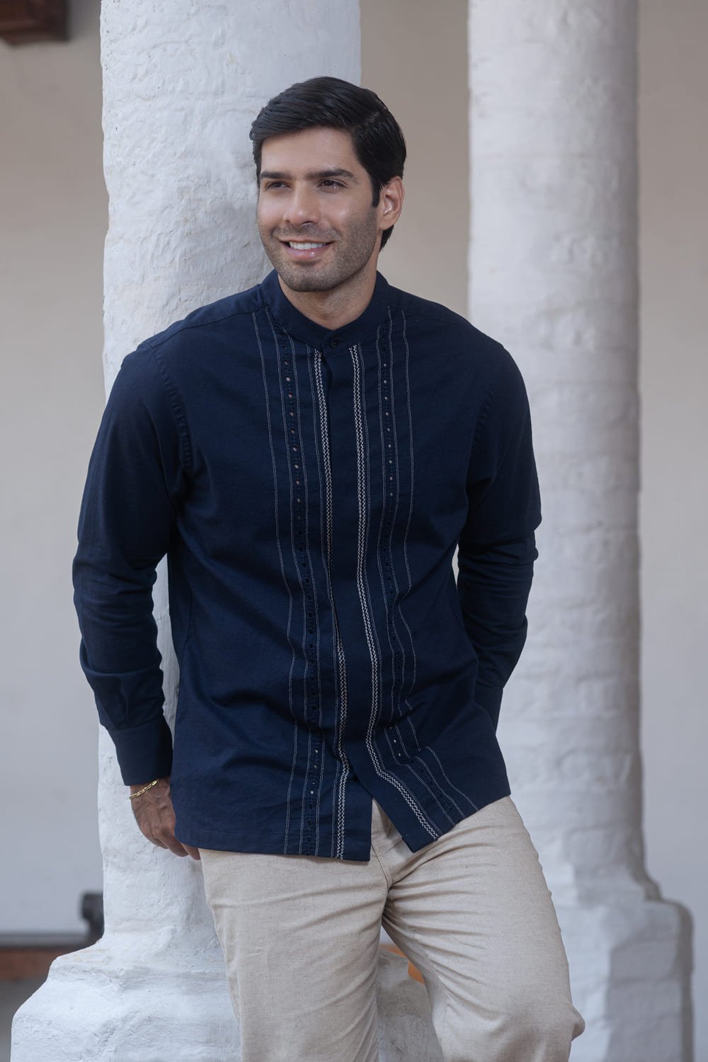 Guayaberas y Camisas para el Día del Padre 19 camisa azul cuello neru con bordado de legado profundo