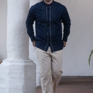 camisa azul cuello neru con bordado de legado profundo