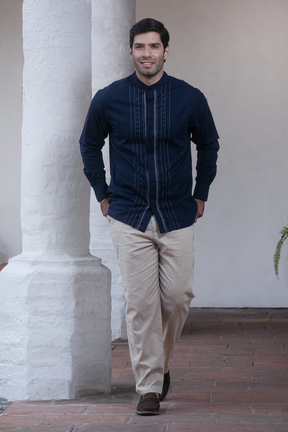 Guayaberas y Camisas para el Día del Padre 20 camisa azul cuello neru con bordado de legado profundo