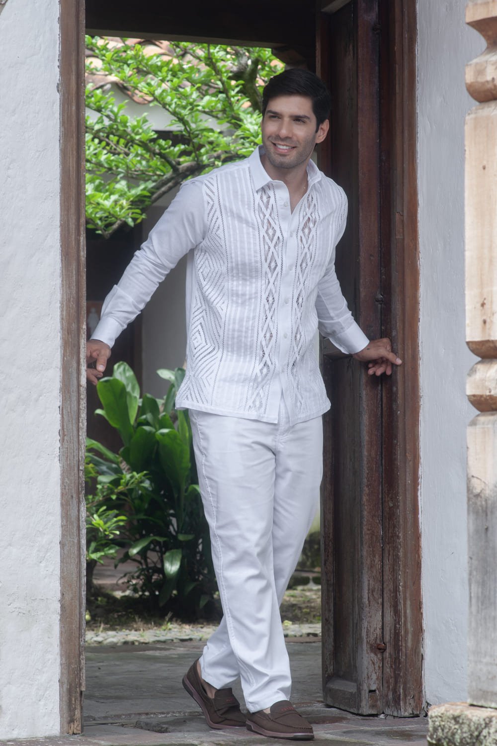 Guayaberas y Camisas para el Día del Padre 11 camisa blanca con bordado entrelazado clasico gran linaje