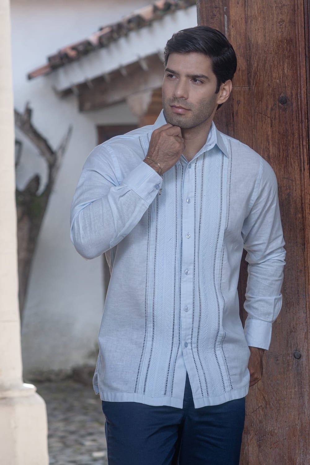 Guayaberas y Camisas para el Día del Padre 10 guayabera azul cielo con bordado artesanal COLUMNAS DE LINAJE