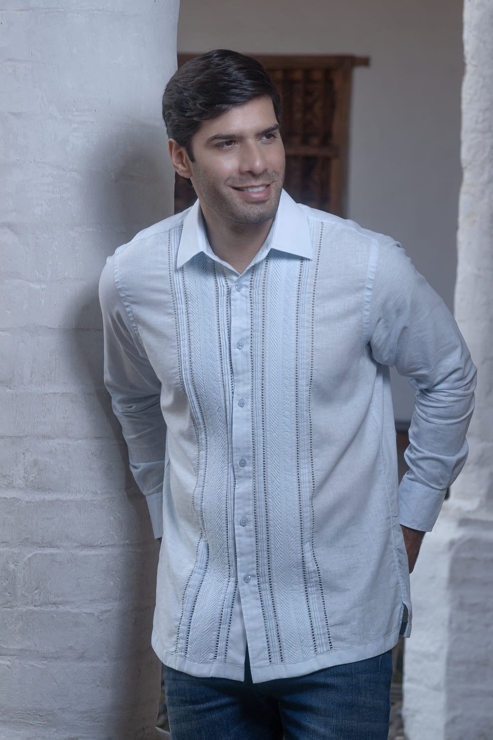Guayaberas y Camisas para el Día del Padre 9 guayabera azul cielo con bordado artesanal COLUMNAS DE LINAJE