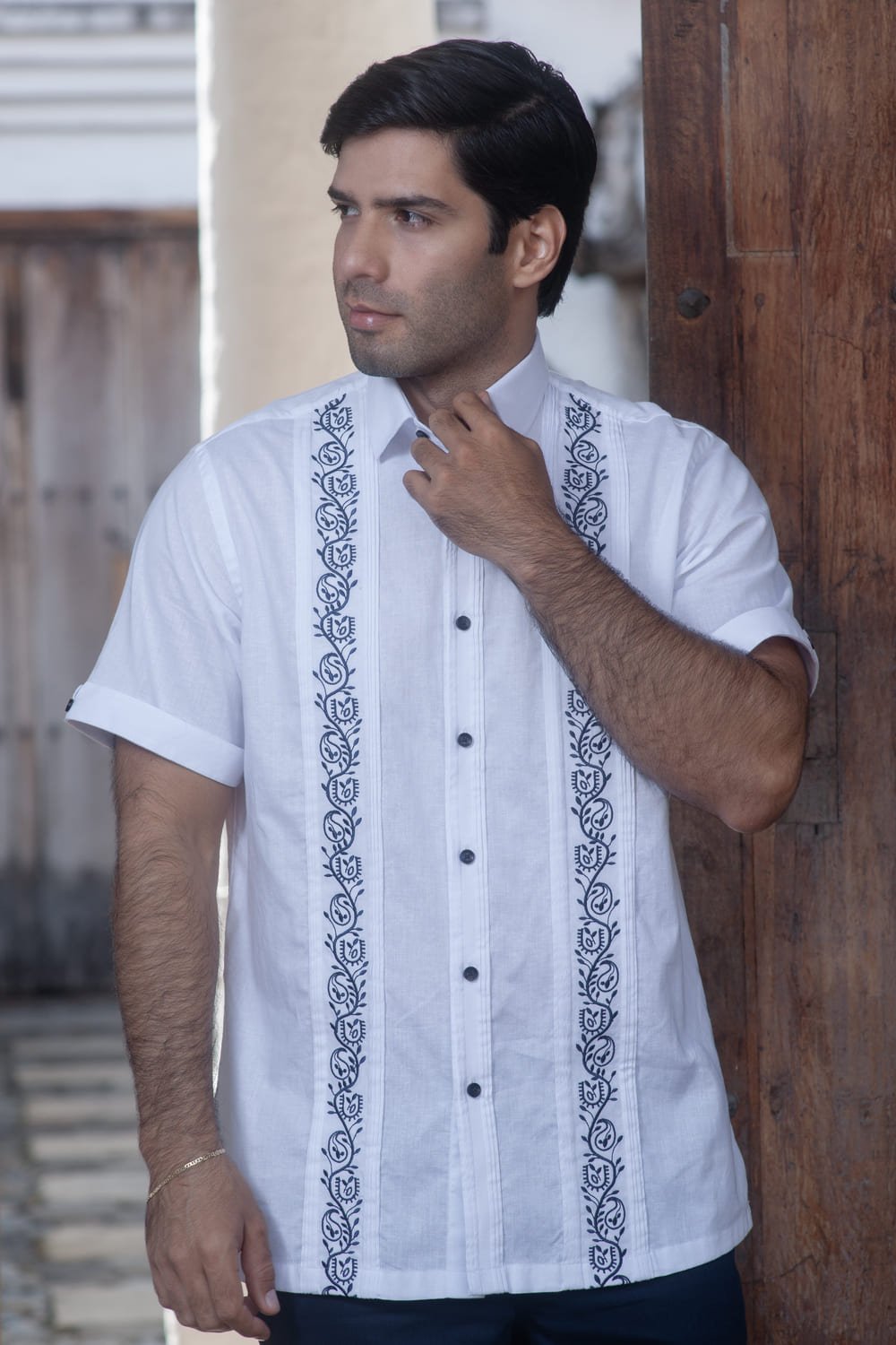 Camisa Blanca Bordada a Mano con Ramas Ornamentales 2 guayabera blanca con bordado de ramas elegantes