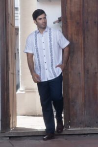 guayabera blanca con bordado de ramas elegantes