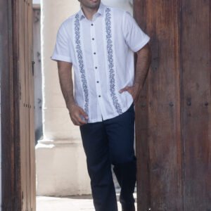 guayabera blanca con bordado de ramas elegantes
