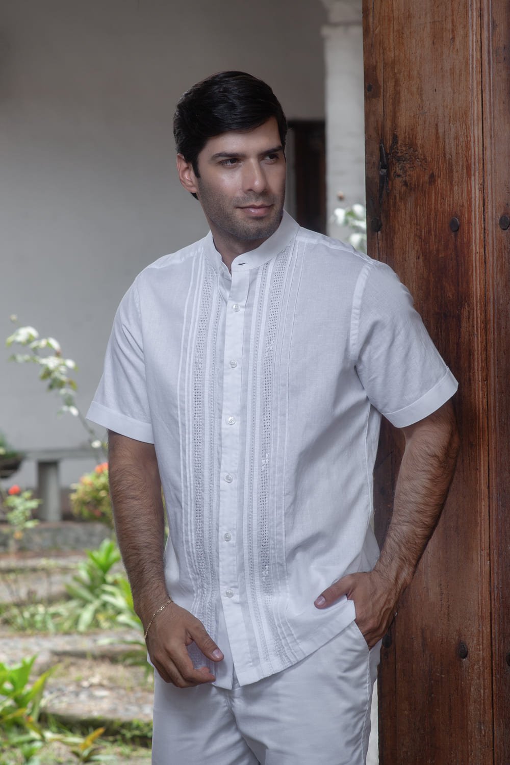 Guayaberas y Camisas para el Día del Padre 7 guayabera corta blanca en mezcla de lino y algodón
