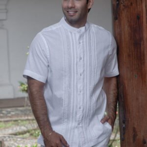 guayabera corta blanca en mezcla de lino y algodón