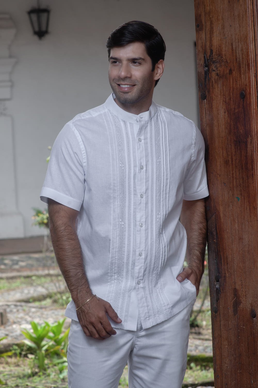 Guayaberas y Camisas para el Día del Padre 8 guayabera corta blanca en mezcla de lino y algodón
