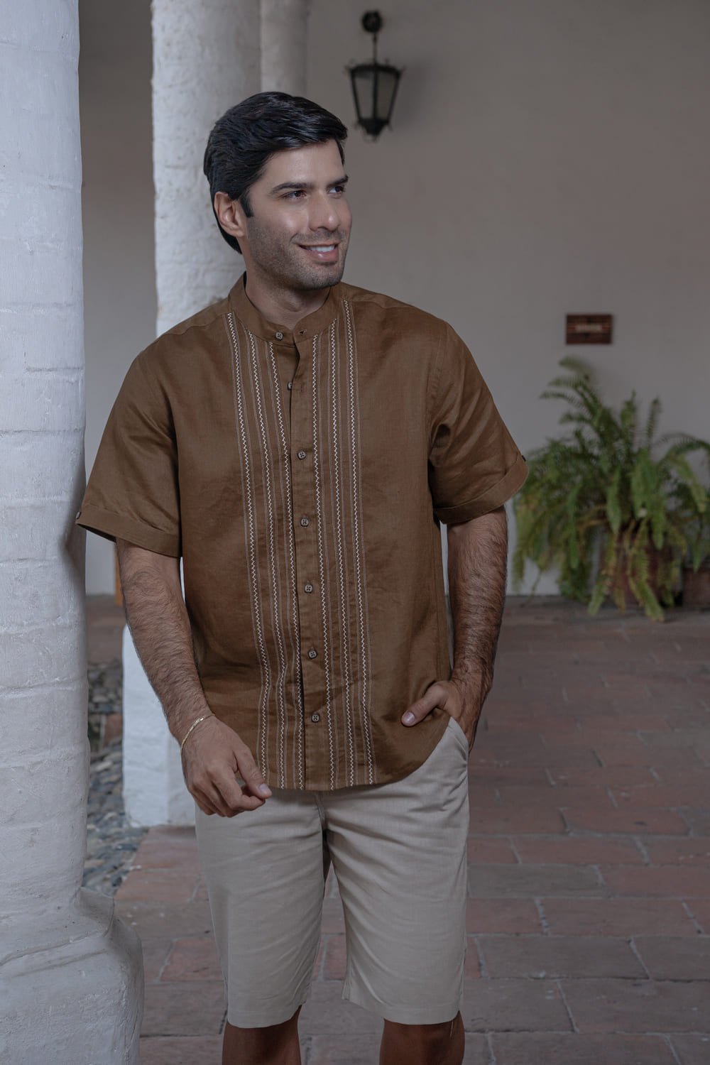 Guayaberas y Camisas para el Día del Padre 3 guayabera manga corta color tabaco en ramie nombre y orgullo