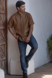 guayabera manga corta color tabaco en ramie nombre y orgullo